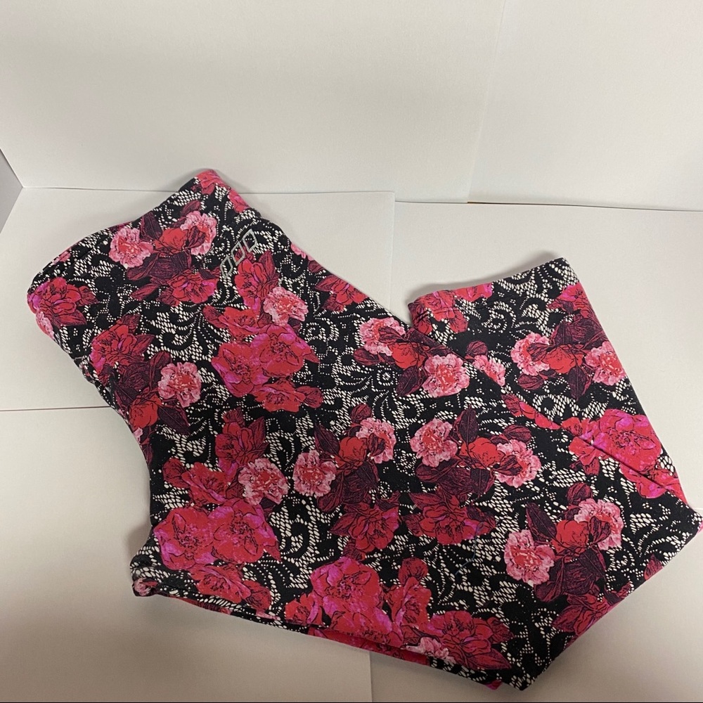 Lorna Jane | Floral lace Cropped yoga Leggings